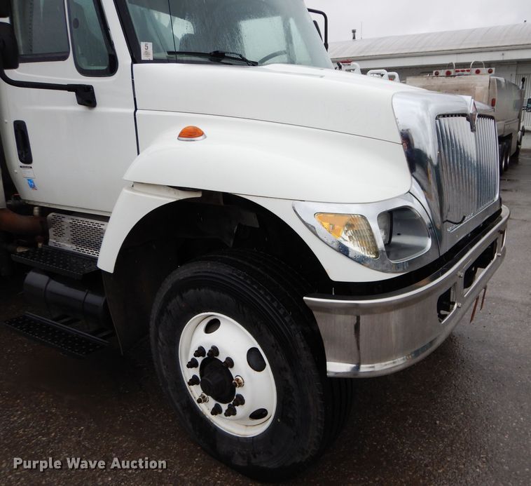 image for item DM0663 2005 International 7500  fuel truck