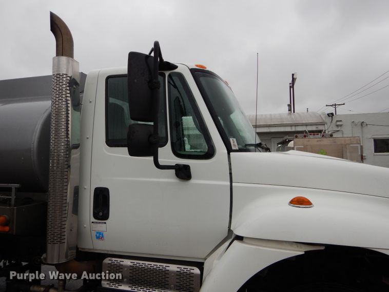 image for item DM0663 2005 International 7500  fuel truck