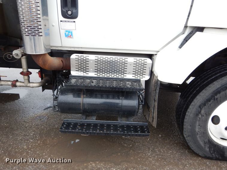 image for item DM0663 2005 International 7500  fuel truck