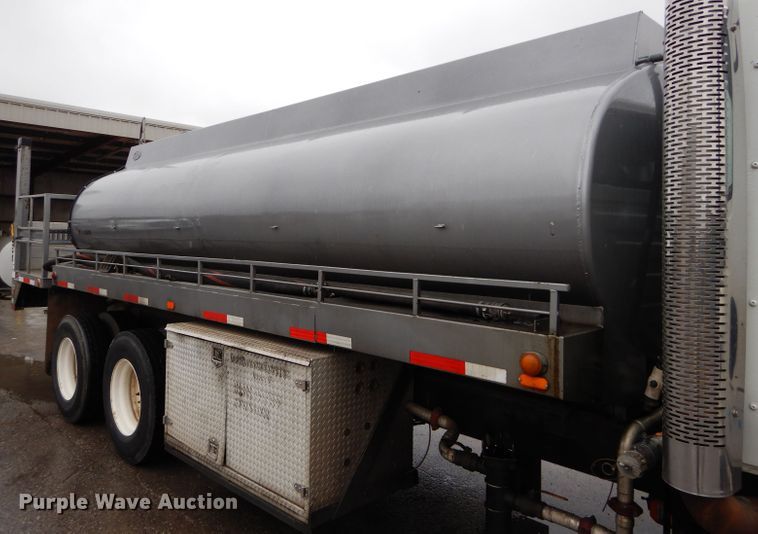 image for item DM0663 2005 International 7500  fuel truck