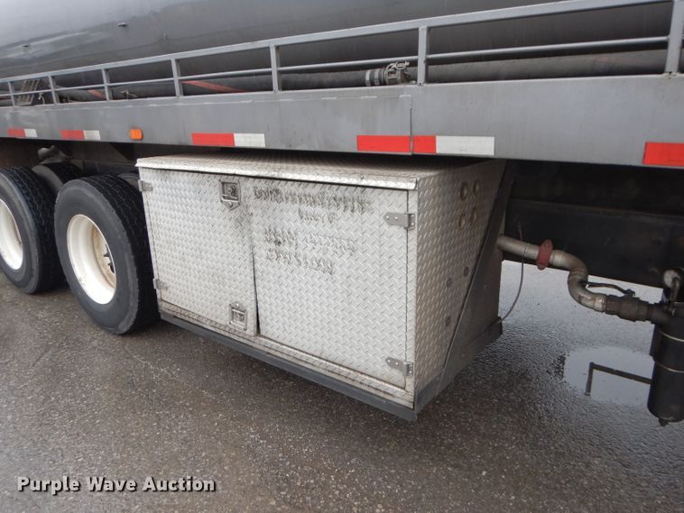 image for item DM0663 2005 International 7500  fuel truck