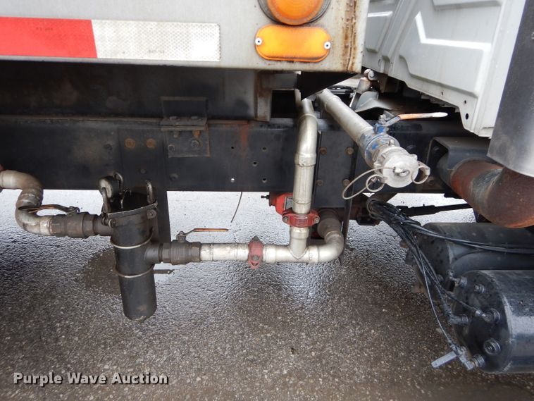 image for item DM0663 2005 International 7500  fuel truck