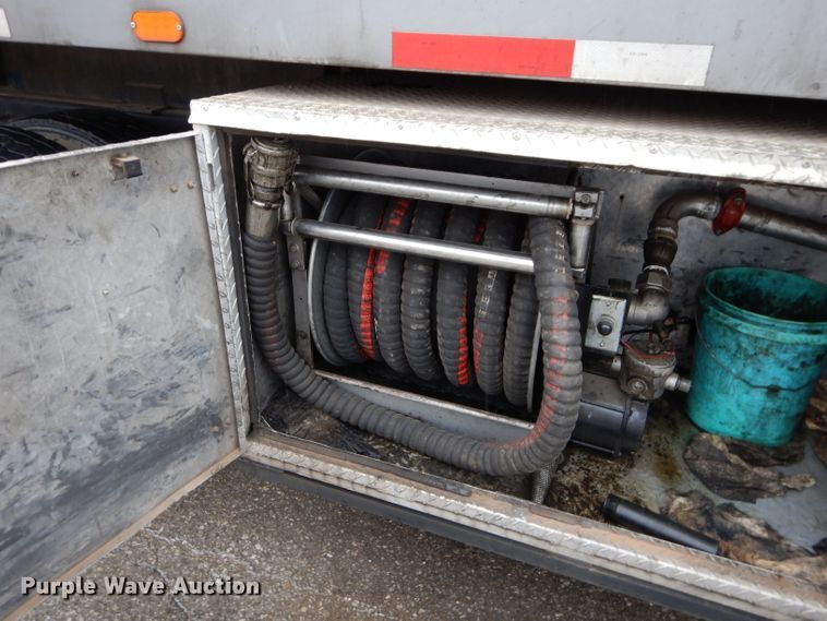 image for item DM0663 2005 International 7500  fuel truck