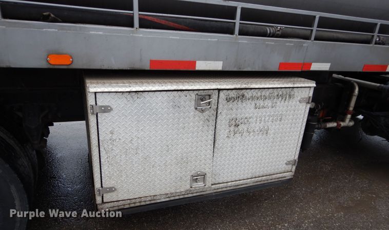 image for item DM0663 2005 International 7500  fuel truck