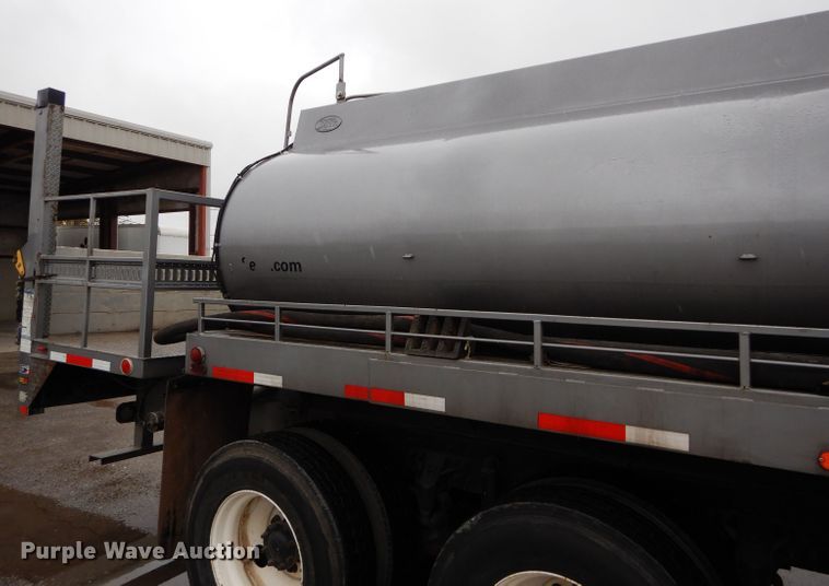 image for item DM0663 2005 International 7500  fuel truck