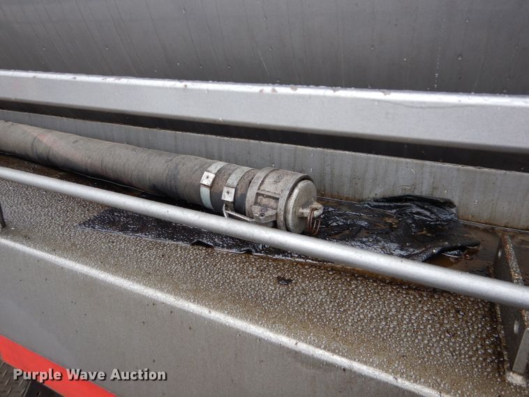 image for item DM0663 2005 International 7500  fuel truck