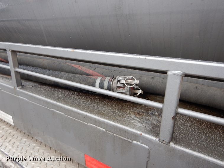 image for item DM0663 2005 International 7500  fuel truck