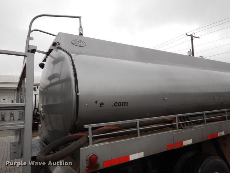 image for item DM0663 2005 International 7500  fuel truck