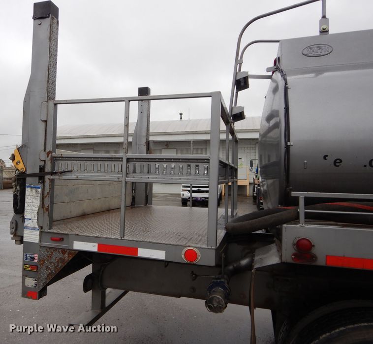 image for item DM0663 2005 International 7500  fuel truck