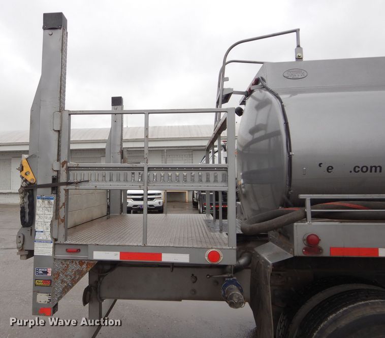 image for item DM0663 2005 International 7500  fuel truck