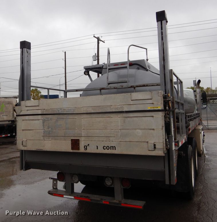 image for item DM0663 2005 International 7500  fuel truck