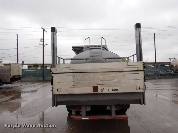 image for item DM0663 2005 International 7500  fuel truck