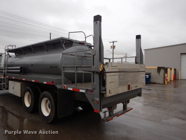 image for item DM0663 2005 International 7500  fuel truck