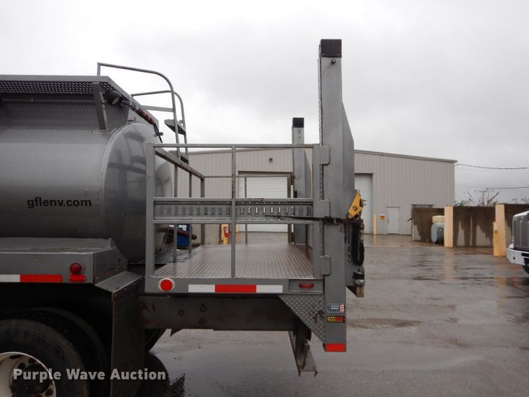 image for item DM0663 2005 International 7500  fuel truck