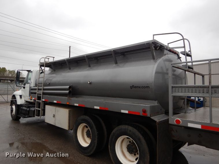 image for item DM0663 2005 International 7500  fuel truck