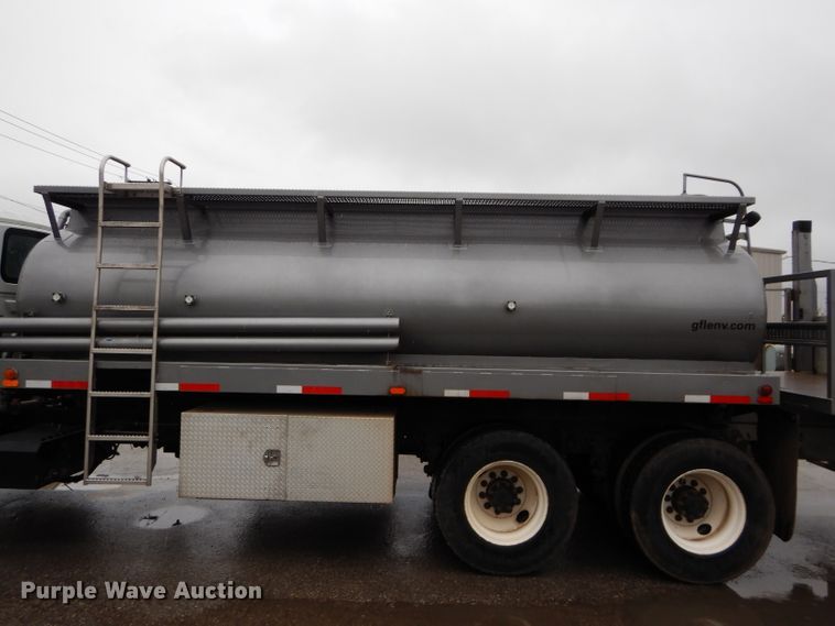 image for item DM0663 2005 International 7500  fuel truck