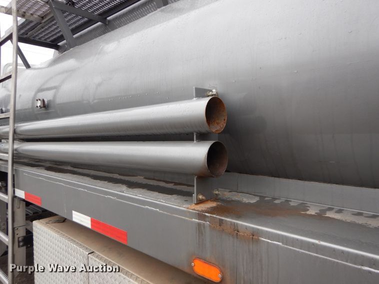 image for item DM0663 2005 International 7500  fuel truck