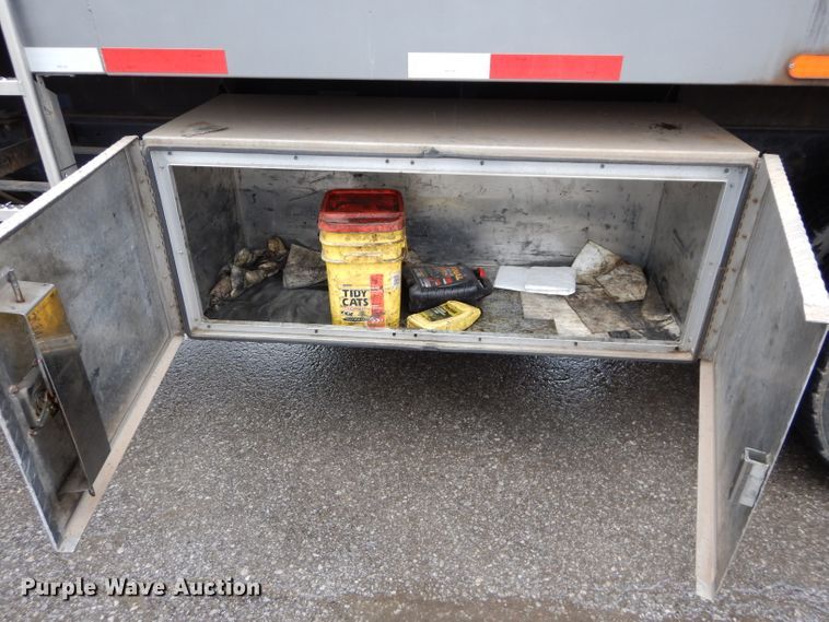 image for item DM0663 2005 International 7500  fuel truck