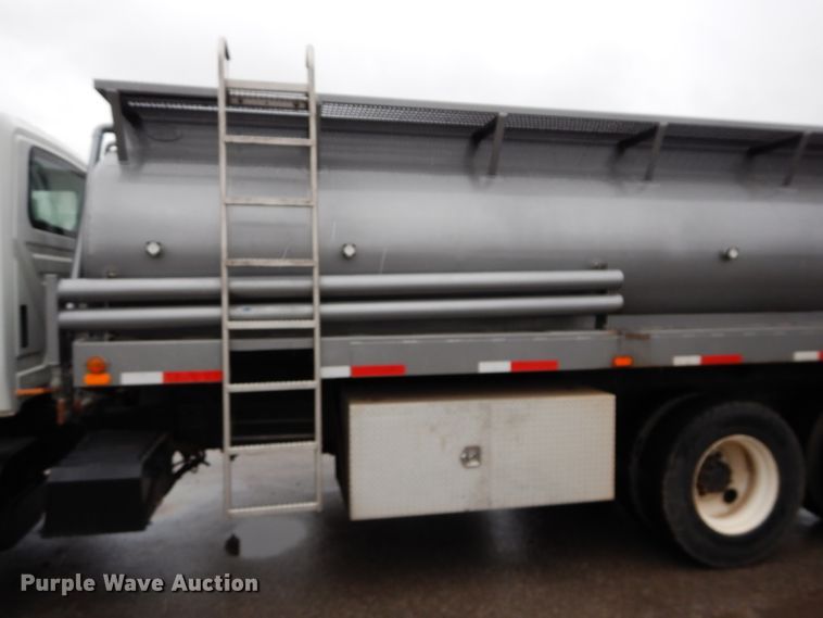 image for item DM0663 2005 International 7500  fuel truck