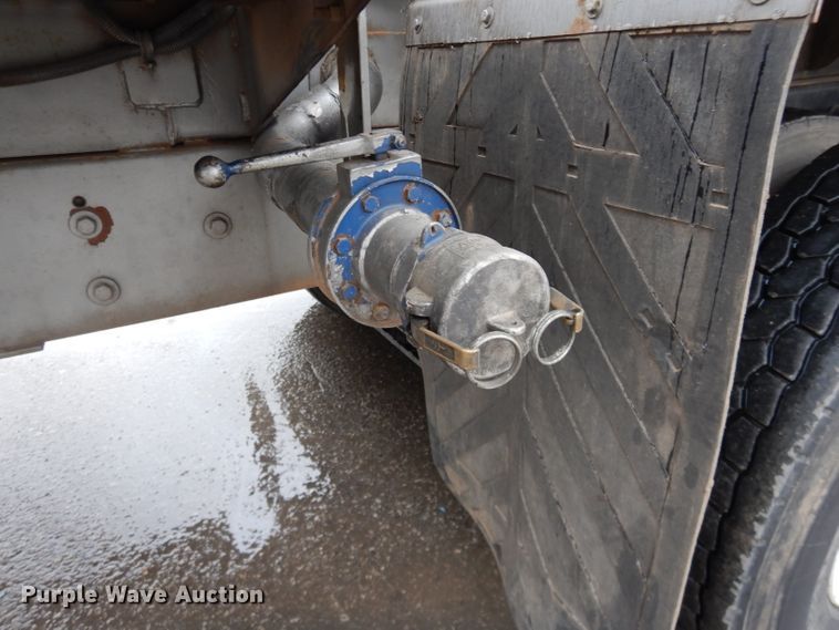 image for item DM0663 2005 International 7500  fuel truck