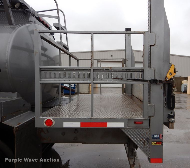 image for item DM0663 2005 International 7500  fuel truck