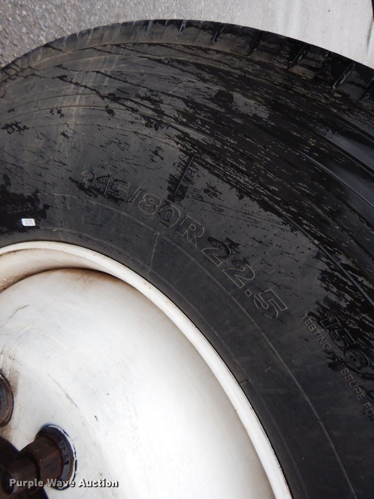 image for item DM0663 2005 International 7500  fuel truck