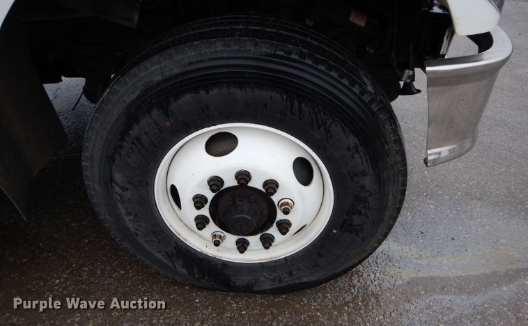 image for item DM0663 2005 International 7500  fuel truck