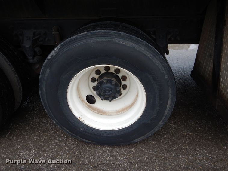 image for item DM0663 2005 International 7500  fuel truck