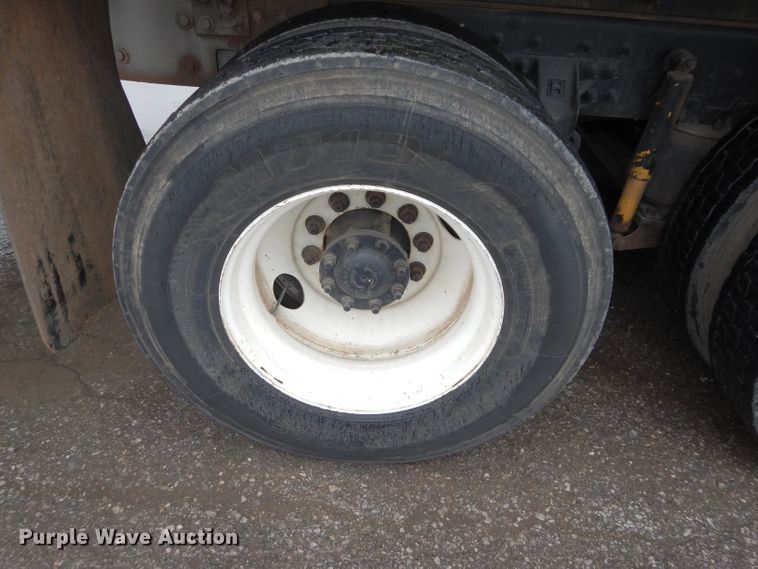 image for item DM0663 2005 International 7500  fuel truck