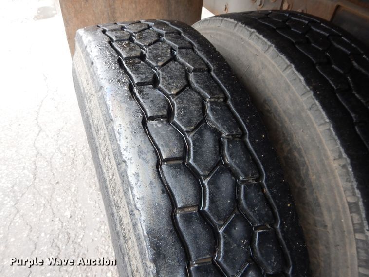 image for item DM0663 2005 International 7500  fuel truck