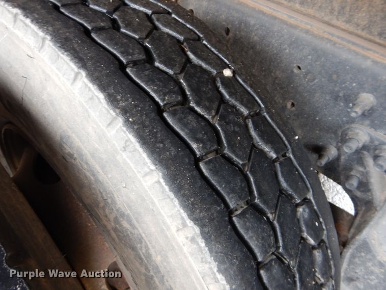 image for item DM0663 2005 International 7500  fuel truck