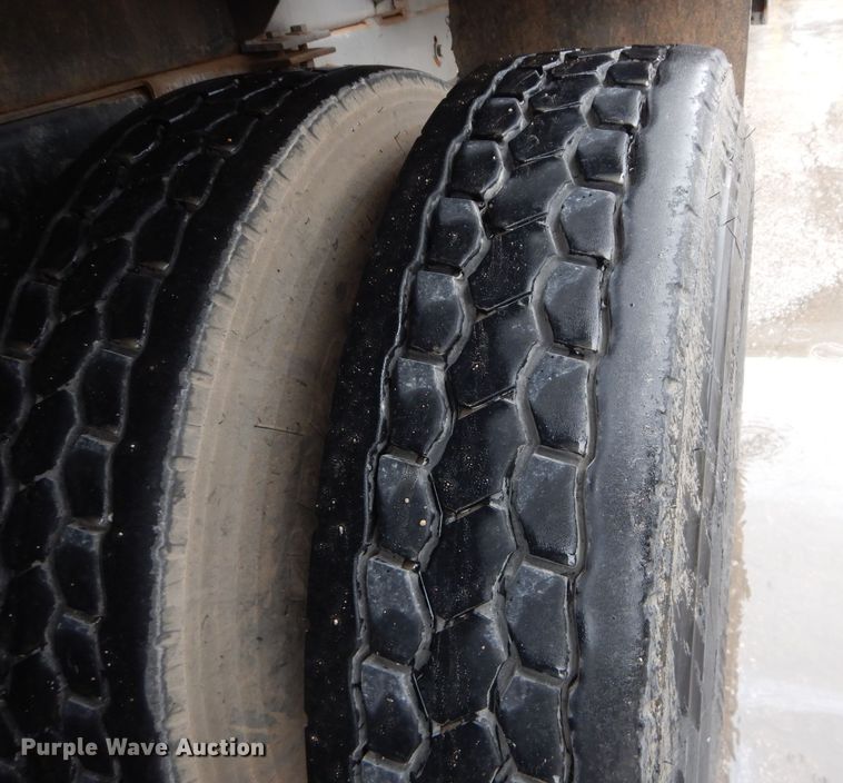 image for item DM0663 2005 International 7500  fuel truck