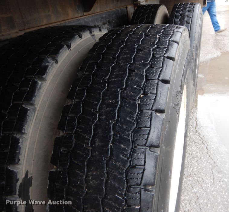 image for item DM0663 2005 International 7500  fuel truck