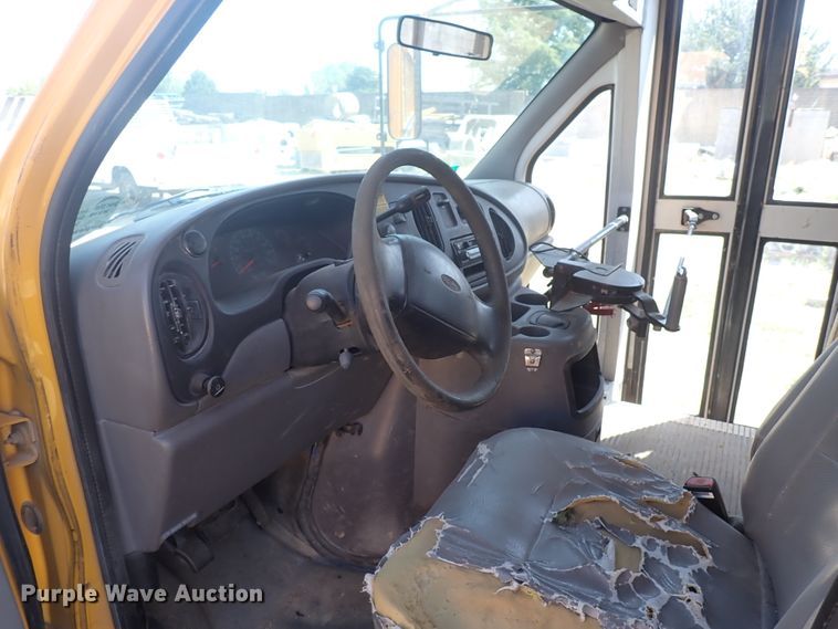 image for item DN1941 2002 Ford Econoline E350 Super Duty  school bus