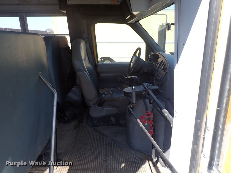 image for item DN1941 2002 Ford Econoline E350 Super Duty  school bus