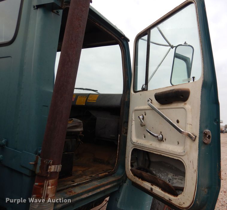 image for item DN5348 1985 Ford LNT8000  dump flatbed truck