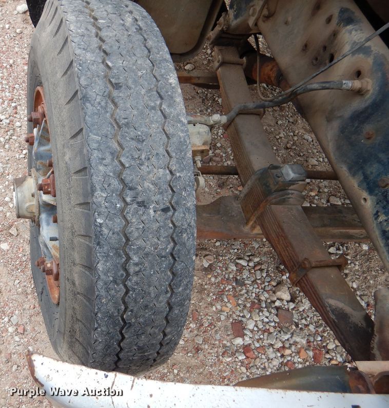 image for item DN5348 1985 Ford LNT8000  dump flatbed truck