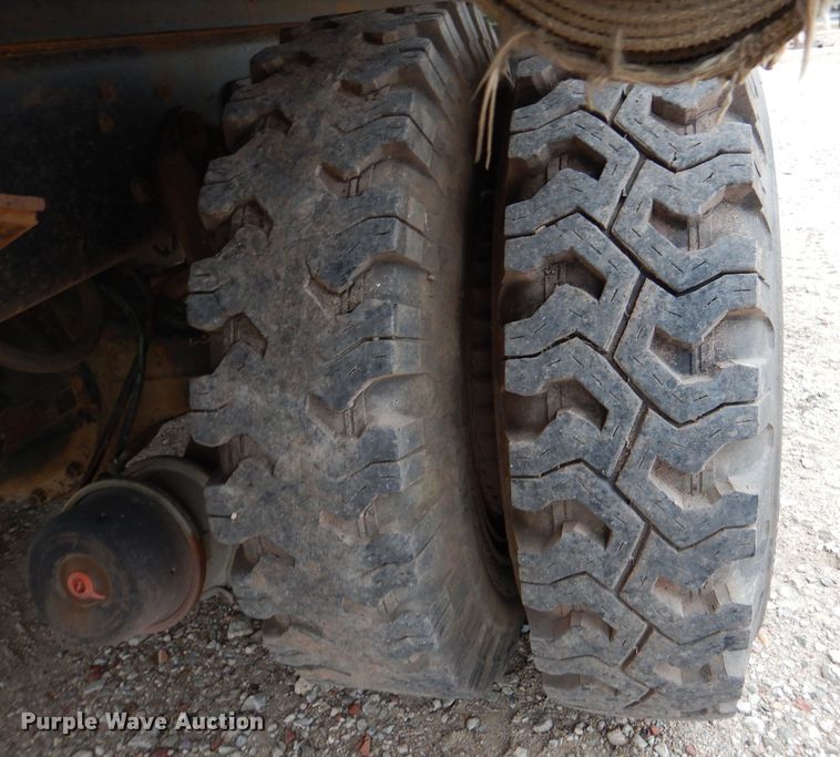 image for item DN5348 1985 Ford LNT8000  dump flatbed truck