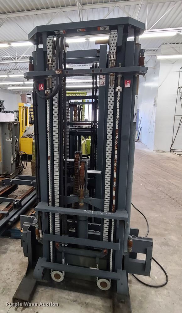 image for item DN5702 (2) forklift masts