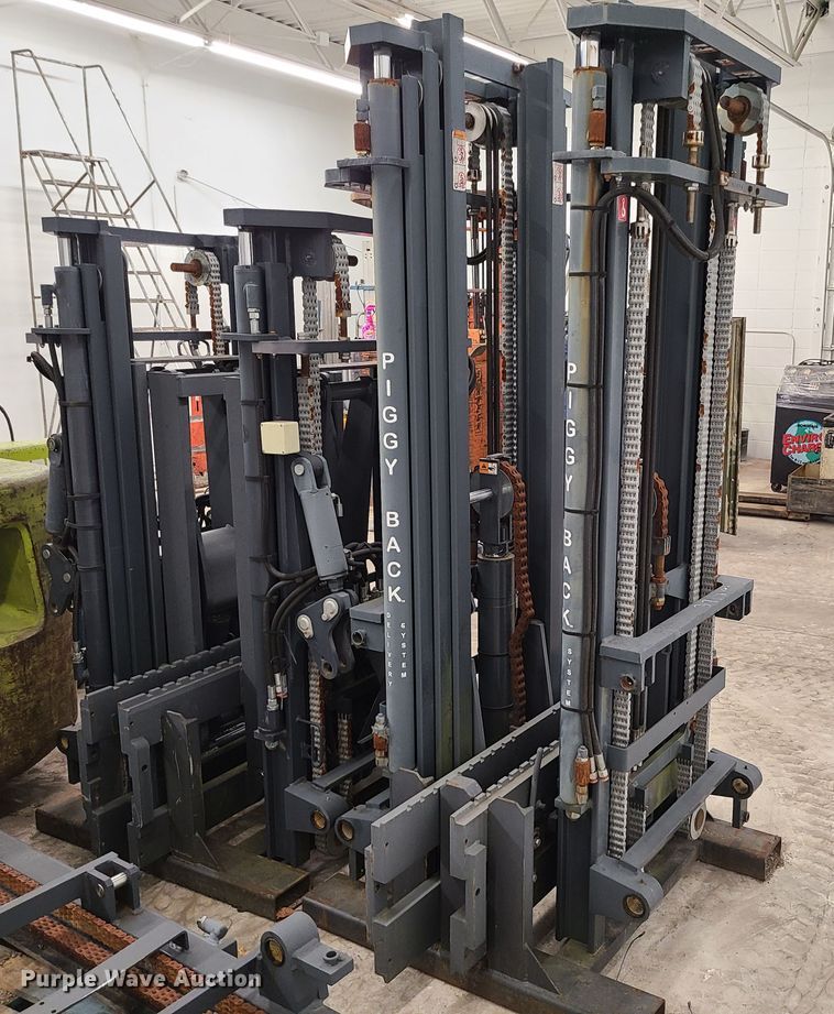 image for item DN5702 (2) forklift masts