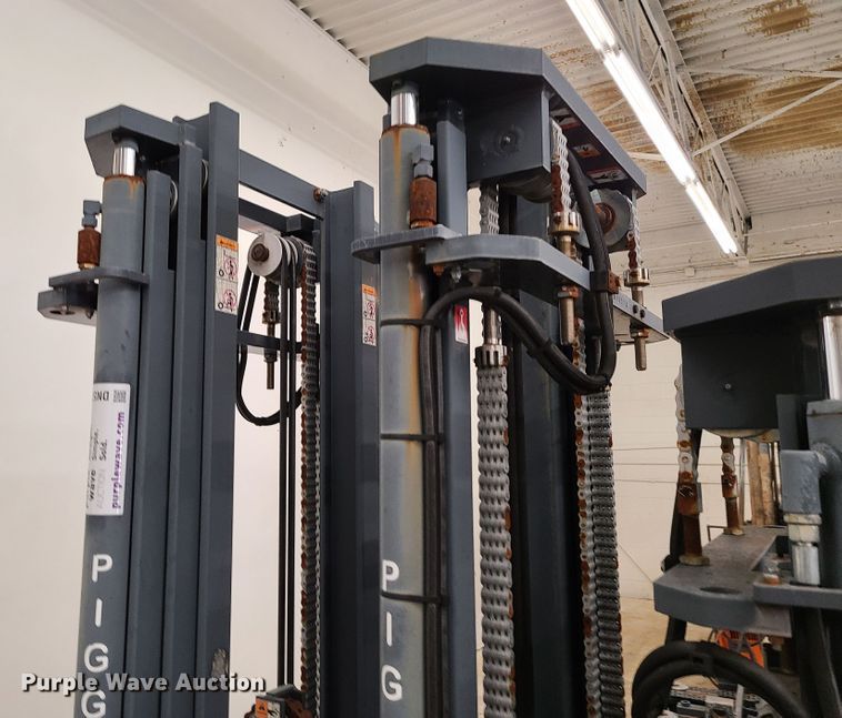 image for item DN5702 (2) forklift masts