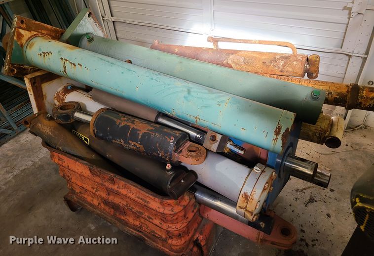 image for item DN5713 Hydraulic cylinders