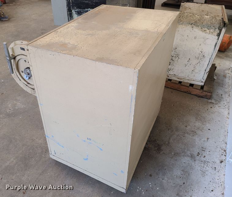 image for item DN5714 (4) safes