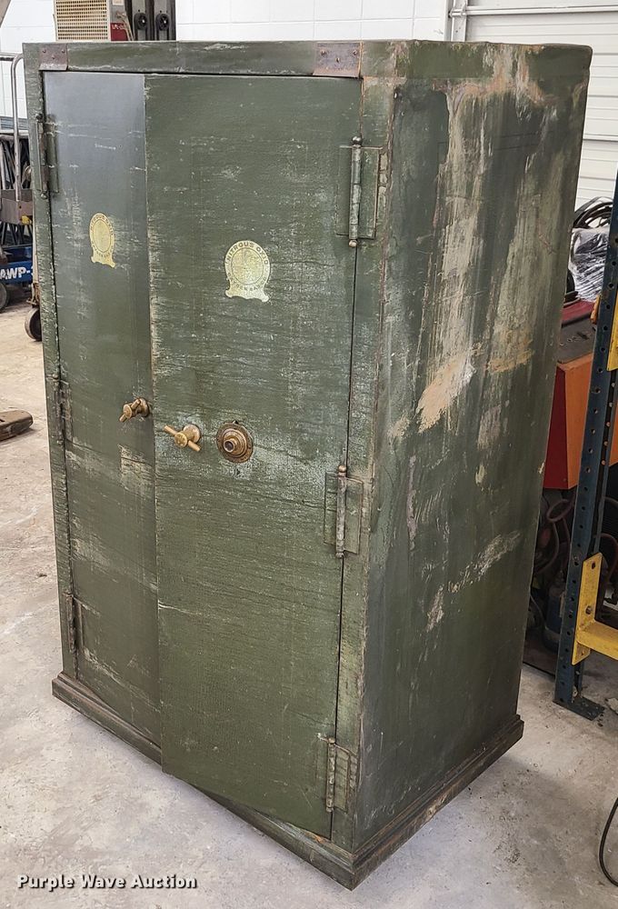 image for item DN5714 (4) safes