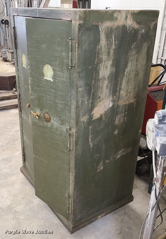 image for item DN5714 (4) safes