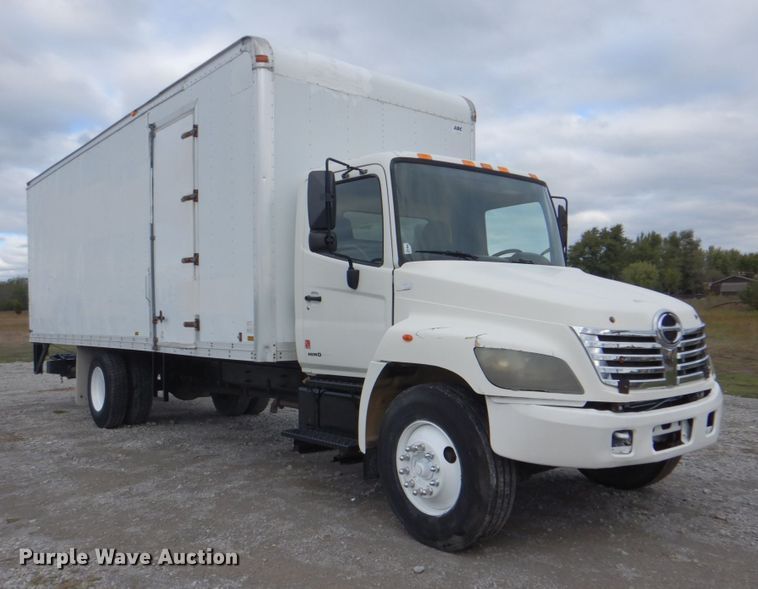 image for item HT9488 2007 Hino 268  box truck