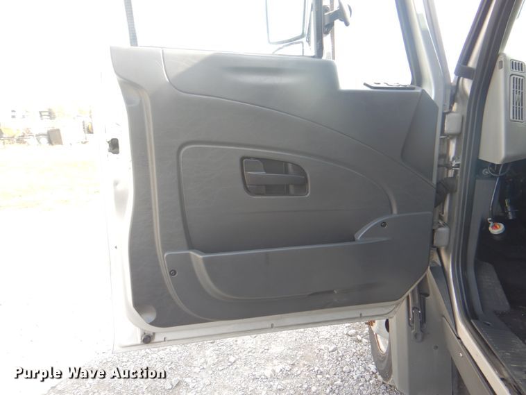 image for item HT9499 2014 International TerraStar  delivery truck