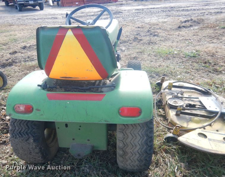 image for item HU9326 Lawn tractors