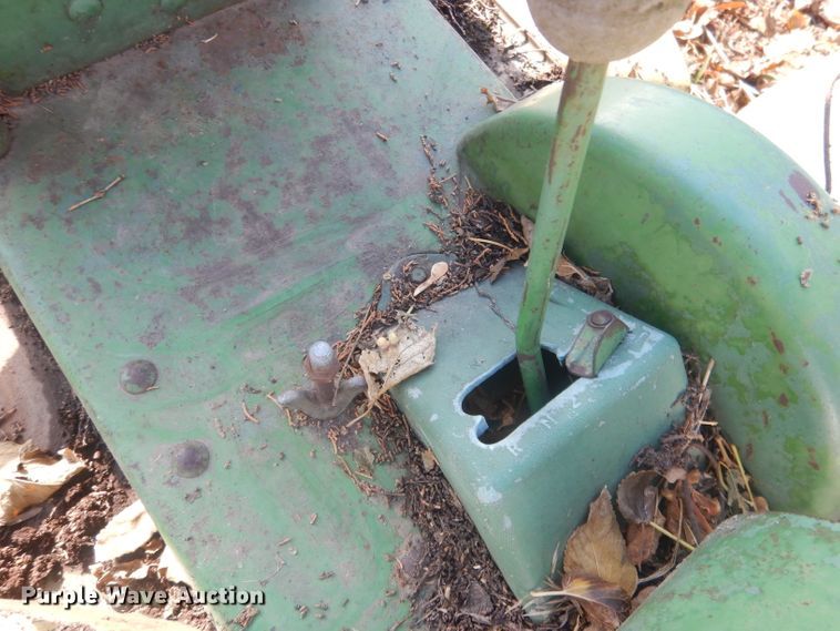 image for item HU9326 Lawn tractors