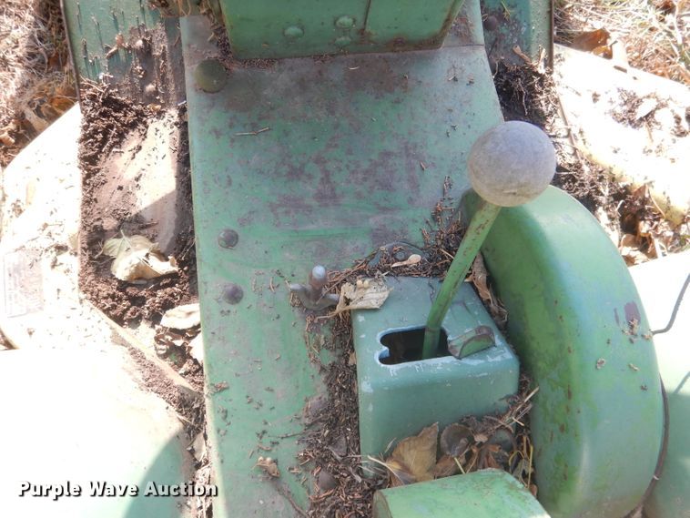 image for item HU9326 Lawn tractors